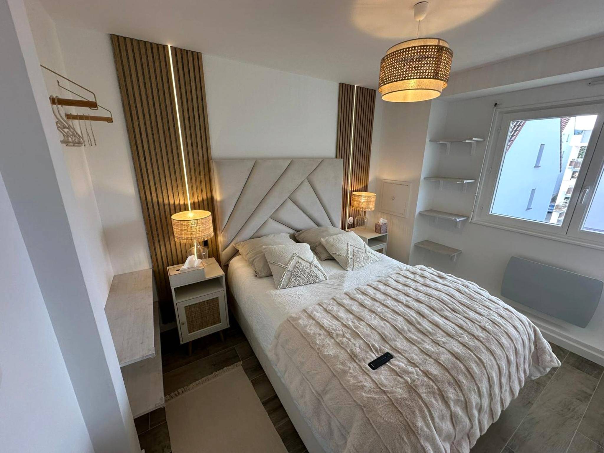 Chambre avec lit double et décoration bois - MarbleMood Spa