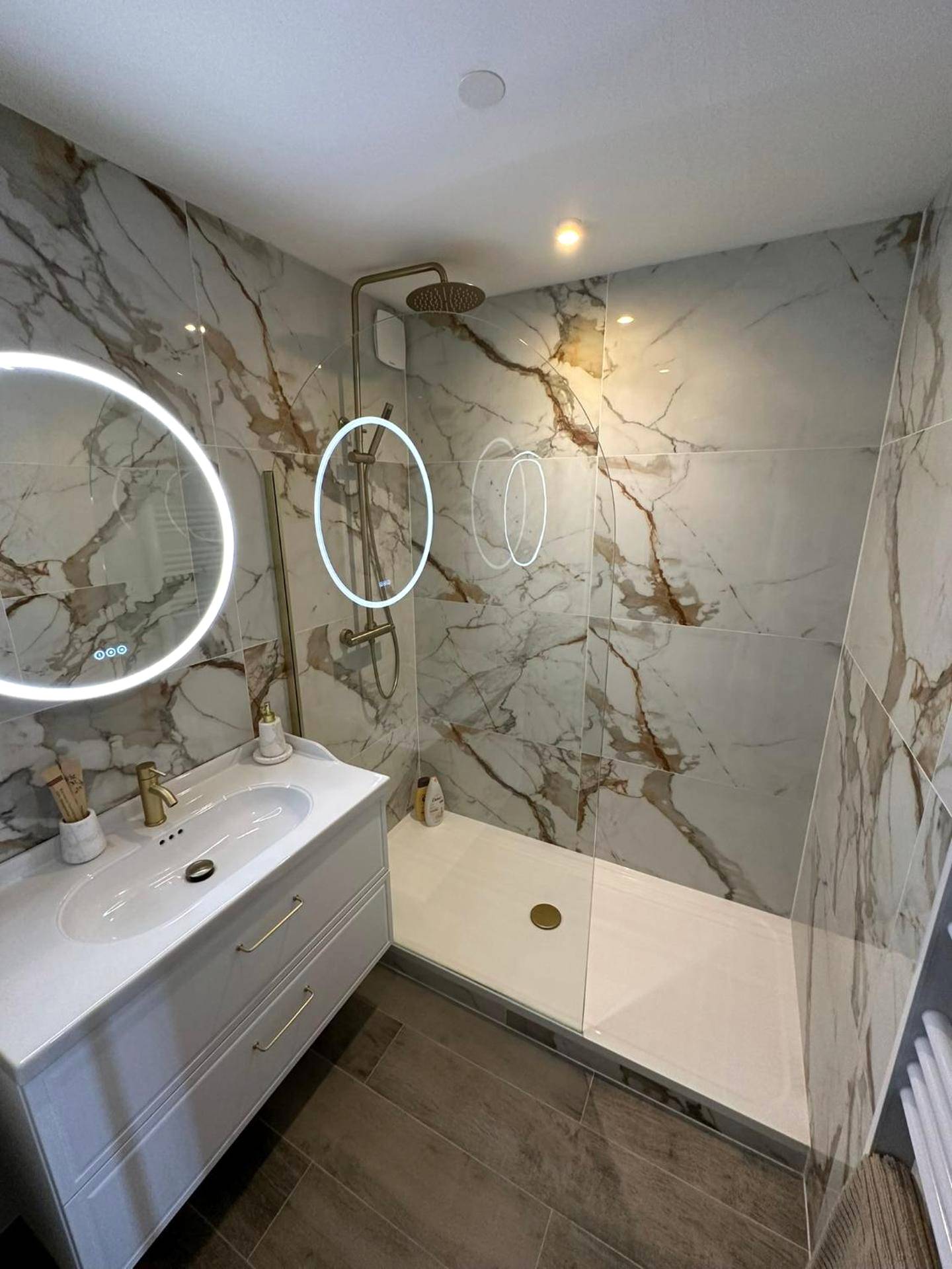 Salle d'eau moderne avec douche à l'italienne - MarbleMood Spa