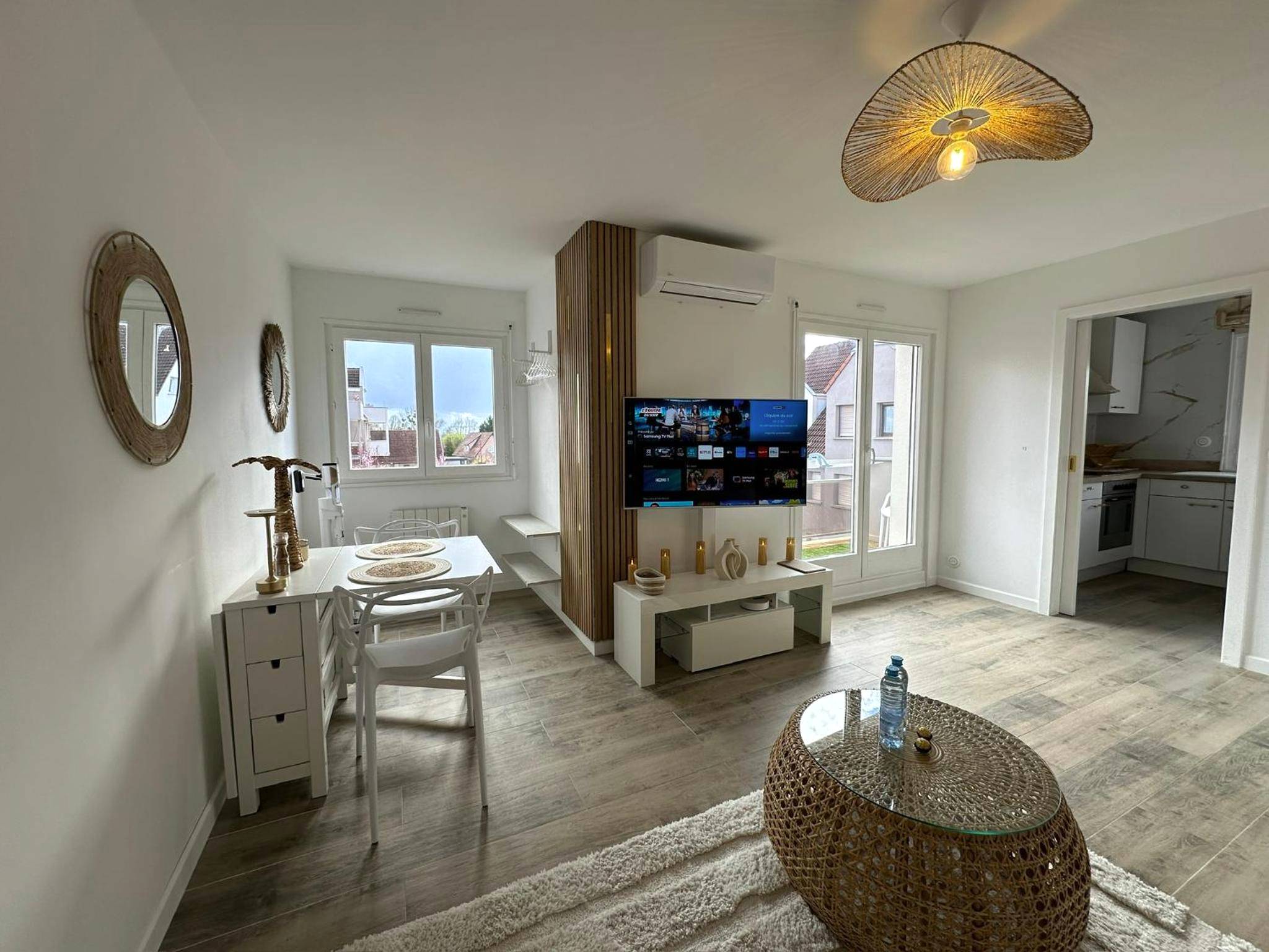 Espace de vie ouvert avec coin repas et TV - MarbleMood Spa