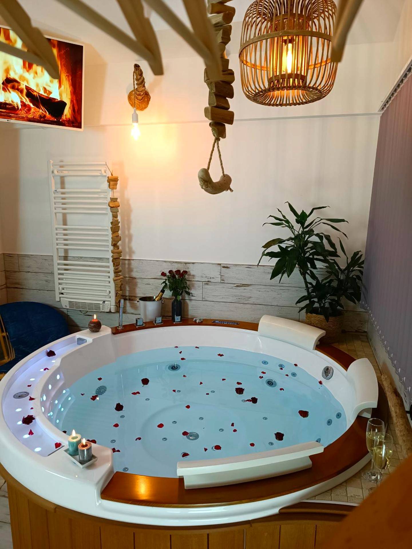 Jacuzzi rond avec pétales de rose et champagne - Love Room Caen - Le Maréchal Duplex - Appartement avec Jacuzzi - CAEN...