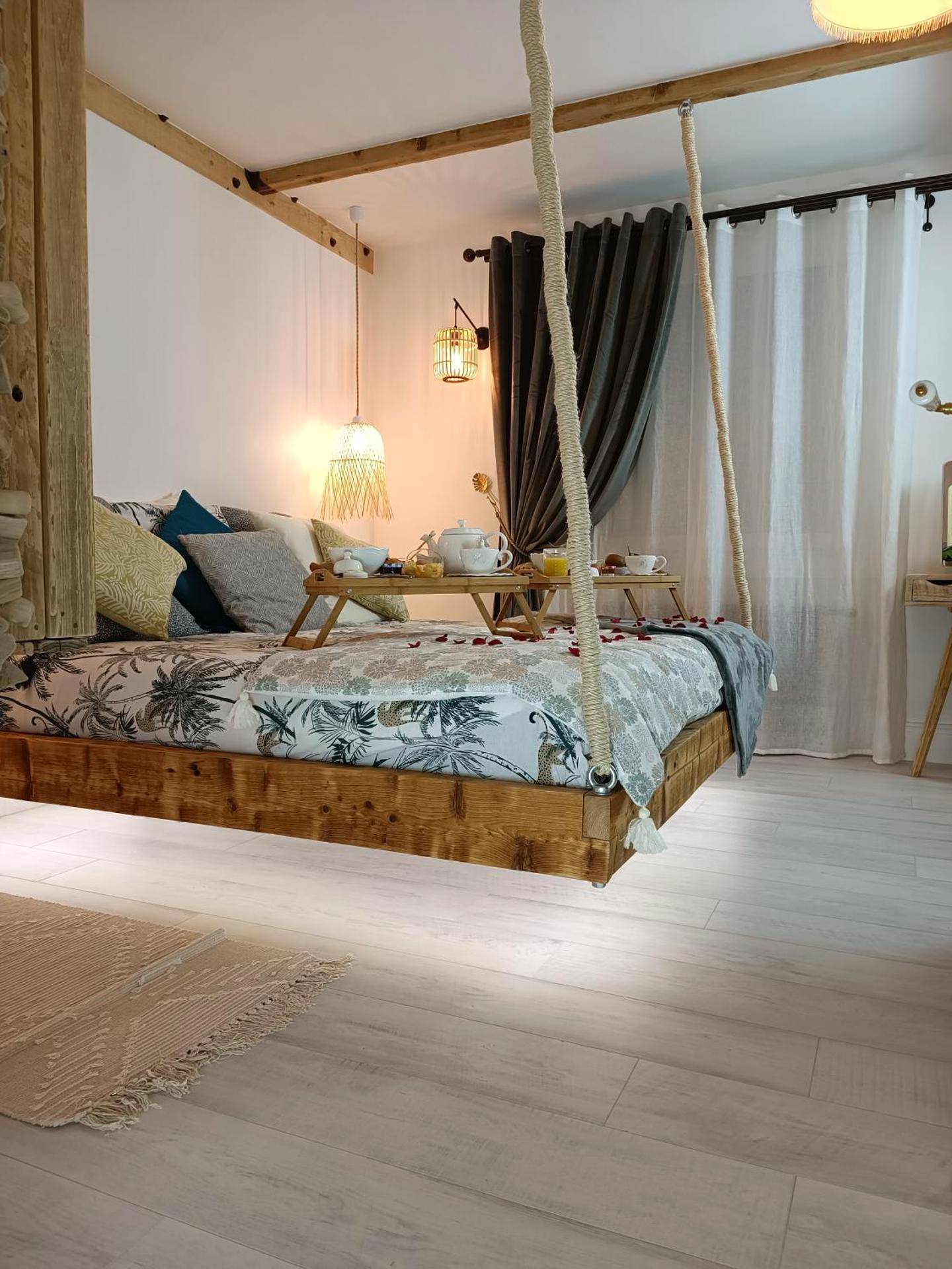 Lit suspendu avec plateaux petit - déjeuner - Le Maréchal Duplex - Appartement avec Jacuzzi - CAEN hyper Centre