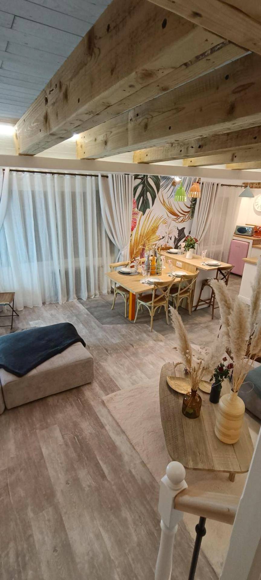 Salon et salle à manger sous poutres apparentes - Le Maréchal Duplex - Appartement avec Jacuzzi - CAEN hyper Centre