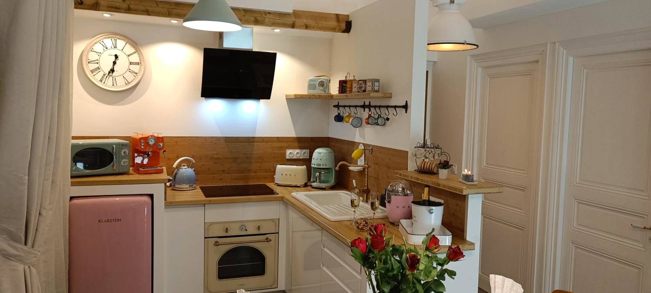 Cuisine équipée au style rétro avec frigo rose - Le Maréchal Duplex - Appartement avec Jacuzzi - CAEN hyper Centre