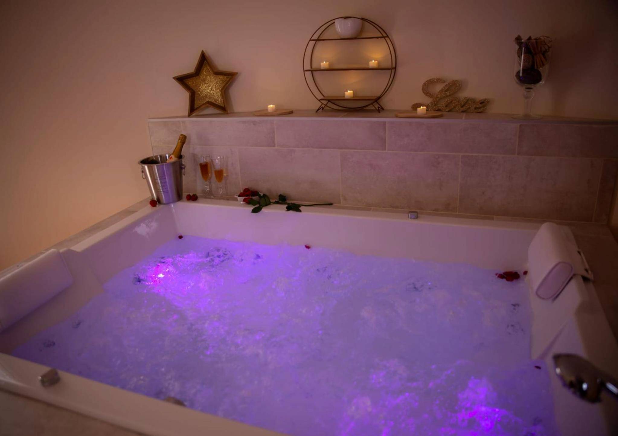 Baignoire balnéo avec éclairage violet et bougies - Love Room Le Barcarès - Le Mas aux Amoureux , Suite Romantique et Spa