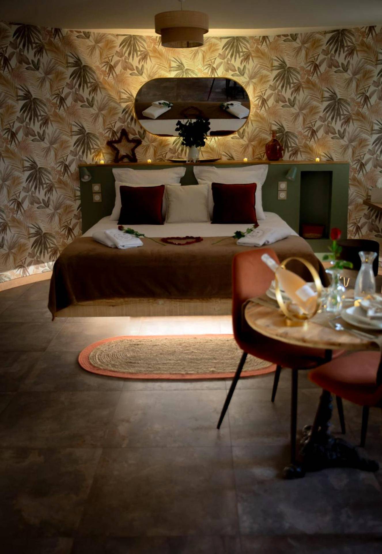 Lit double suspendu avec décoration romantique - Le Mas aux Amoureux , Suite Romantique et Spa