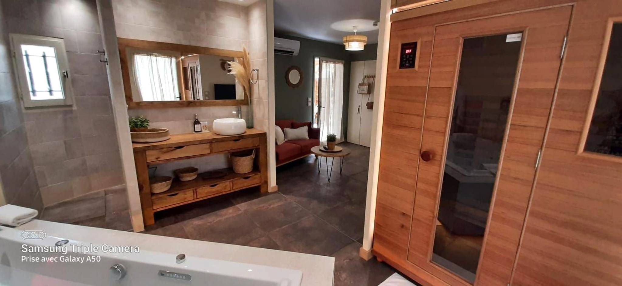 Espace bien - être avec sauna en bois et jacuzzi - Le Mas aux Amoureux , Suite Romantique et Spa