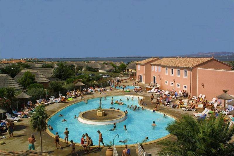 Grande piscine extérieure avec terrasse et transats - Le Mas aux Amoureux , Suite Romantique et Spa