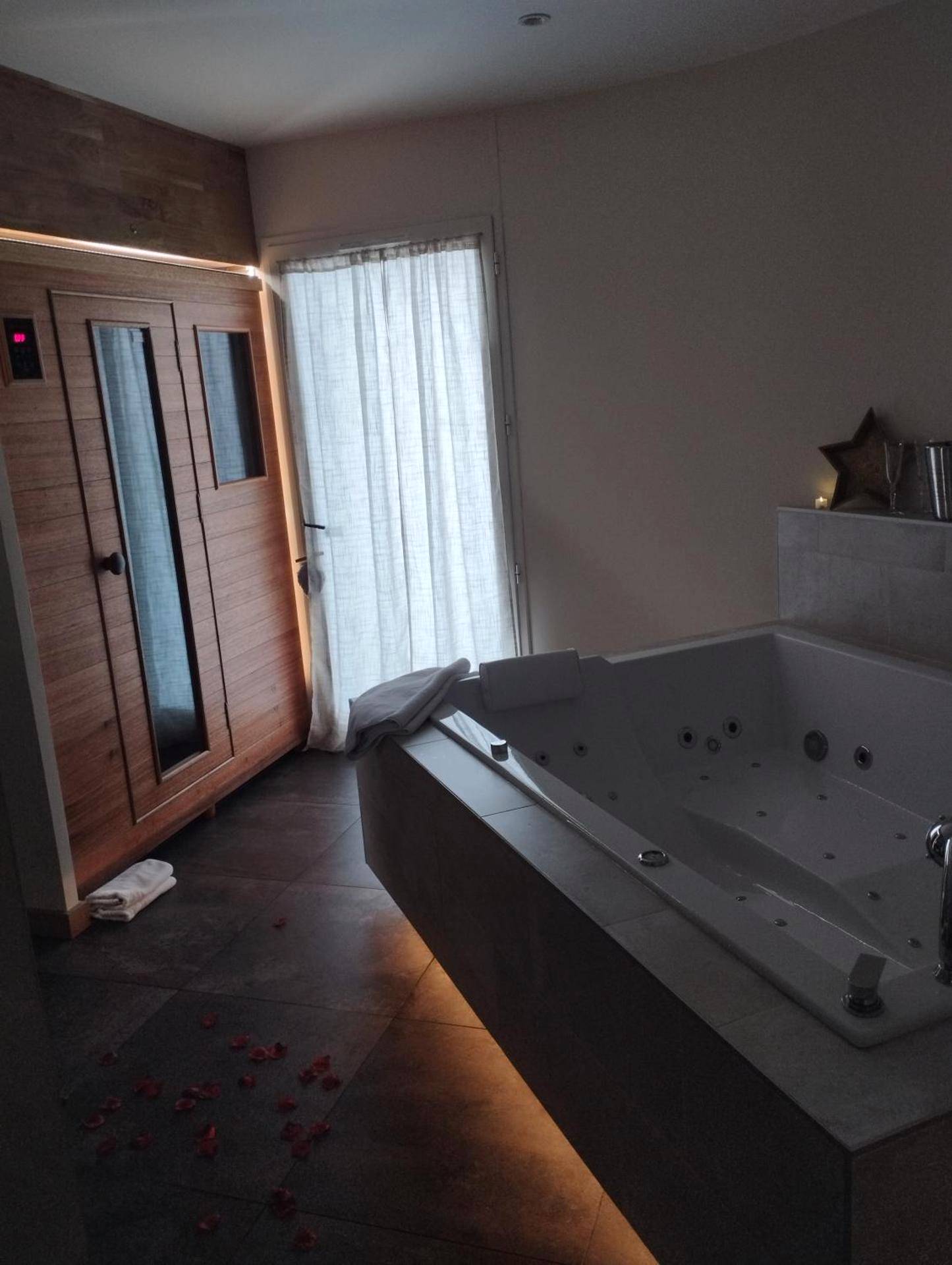 Photo du logement - Le Mas aux Amoureux , Suite Romantique et Spa