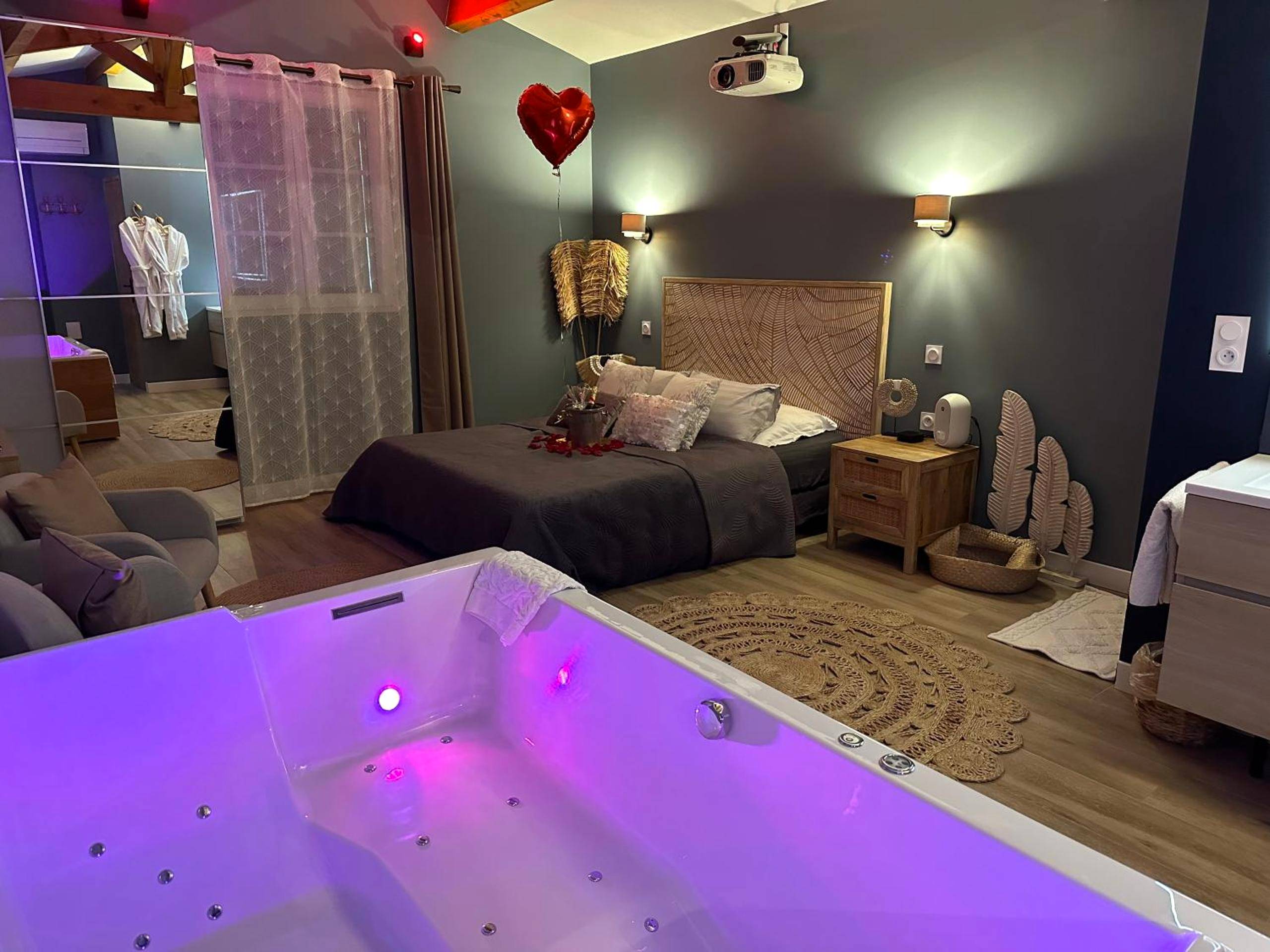 Vue du logement - Love Room Montpellier - Mas Hinaiti - Suite romantique avec Spa et écran géant de cinéma