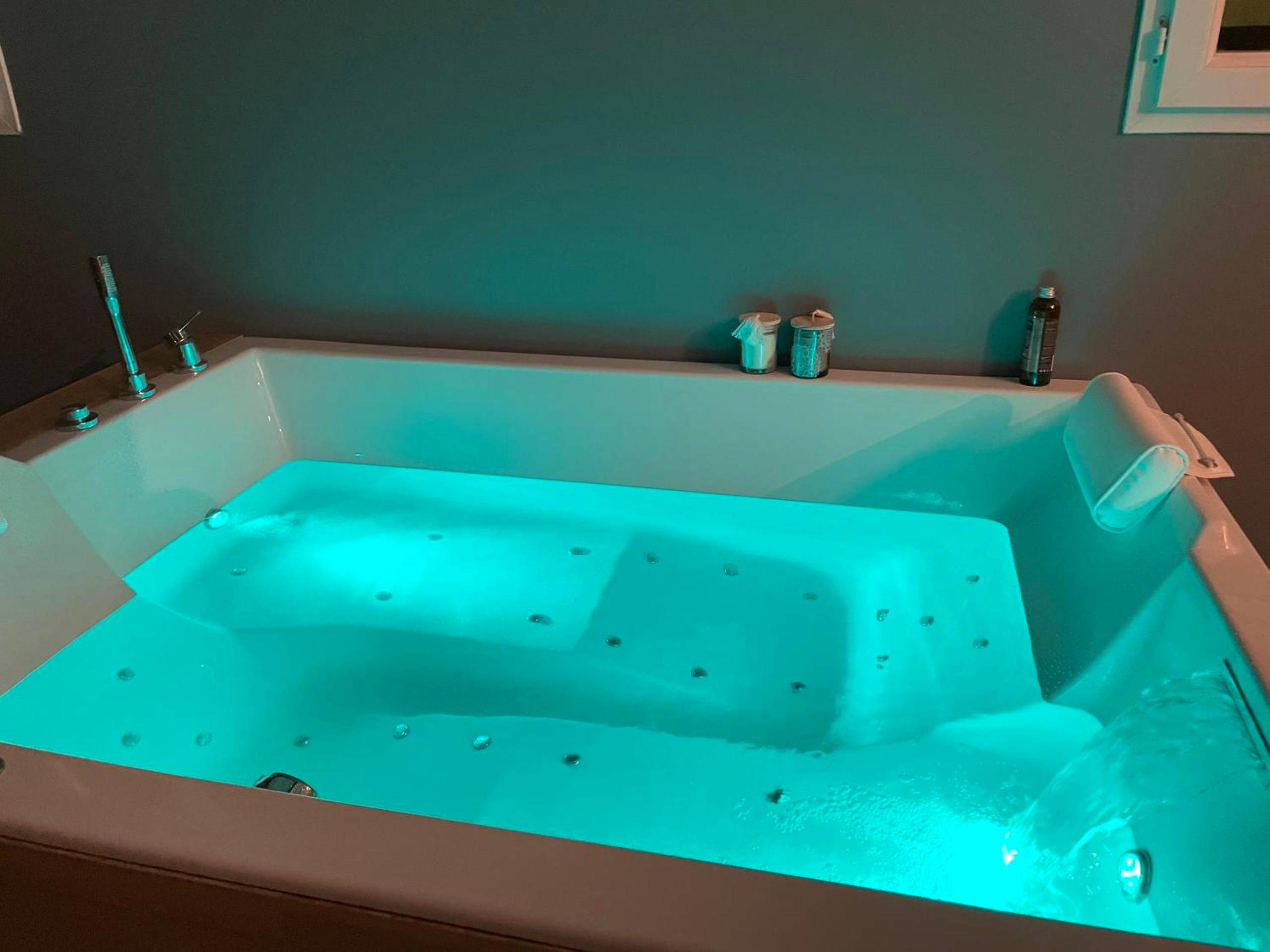 Photo du logement - Mas Hinaiti - Suite romantique avec Spa et écran géant de cinéma - Montpellier