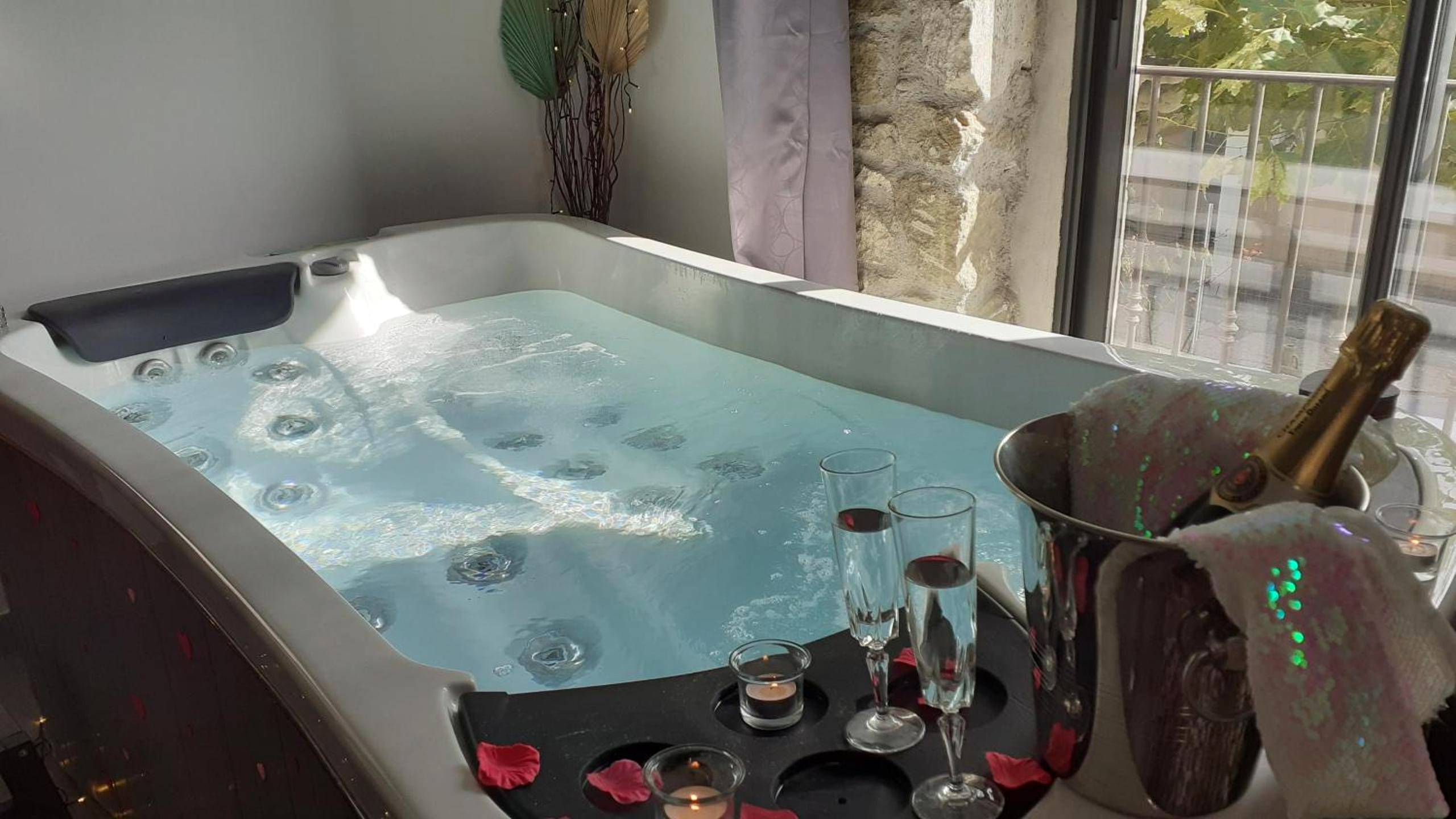 Vue principale - Love Room Sénas - Le Mas Romantique avec Jacuzzi et Sauna privé