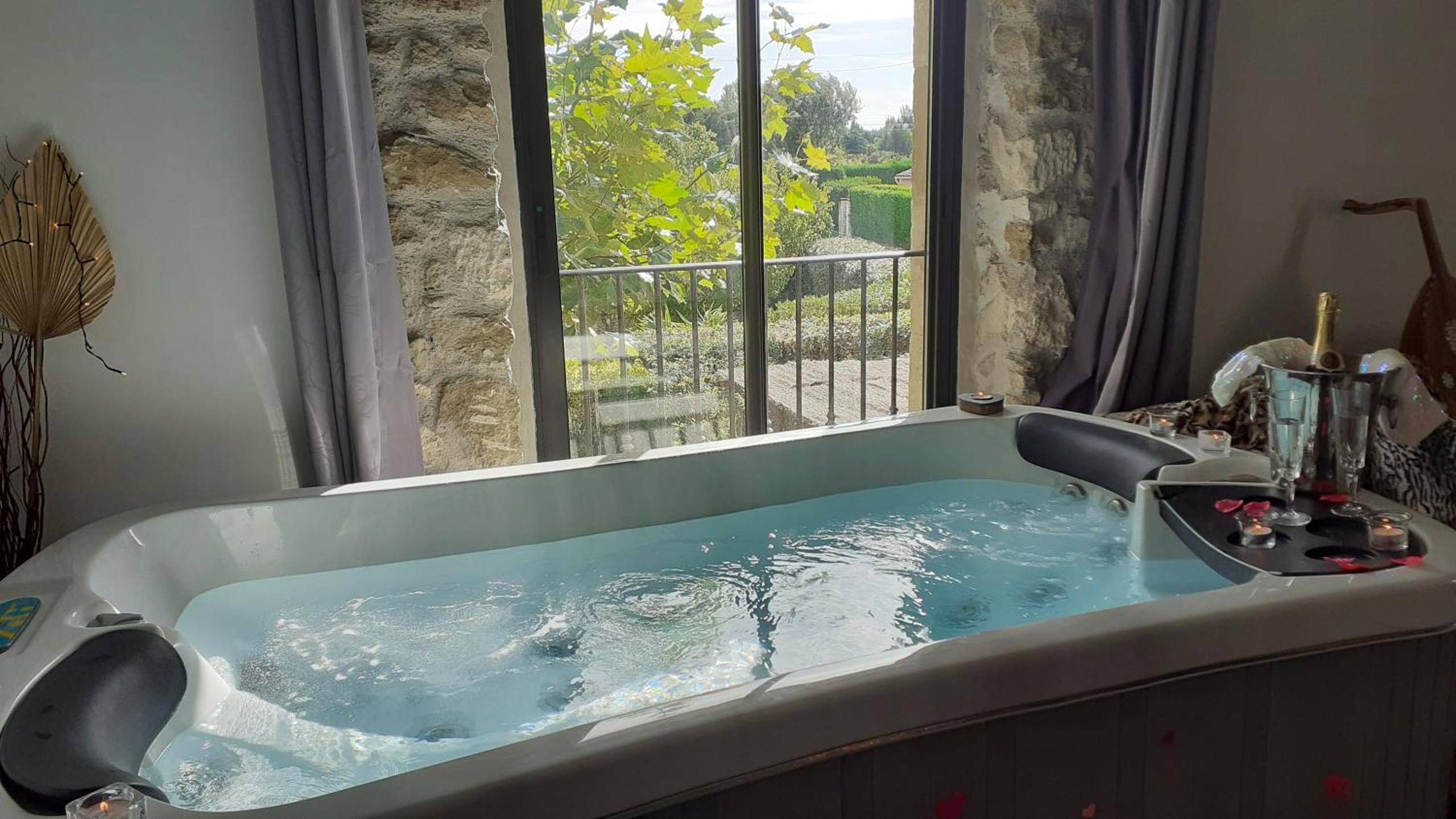 Autre vue interieure - Le Mas Romantique avec Jacuzzi et Sauna privé - Sénas