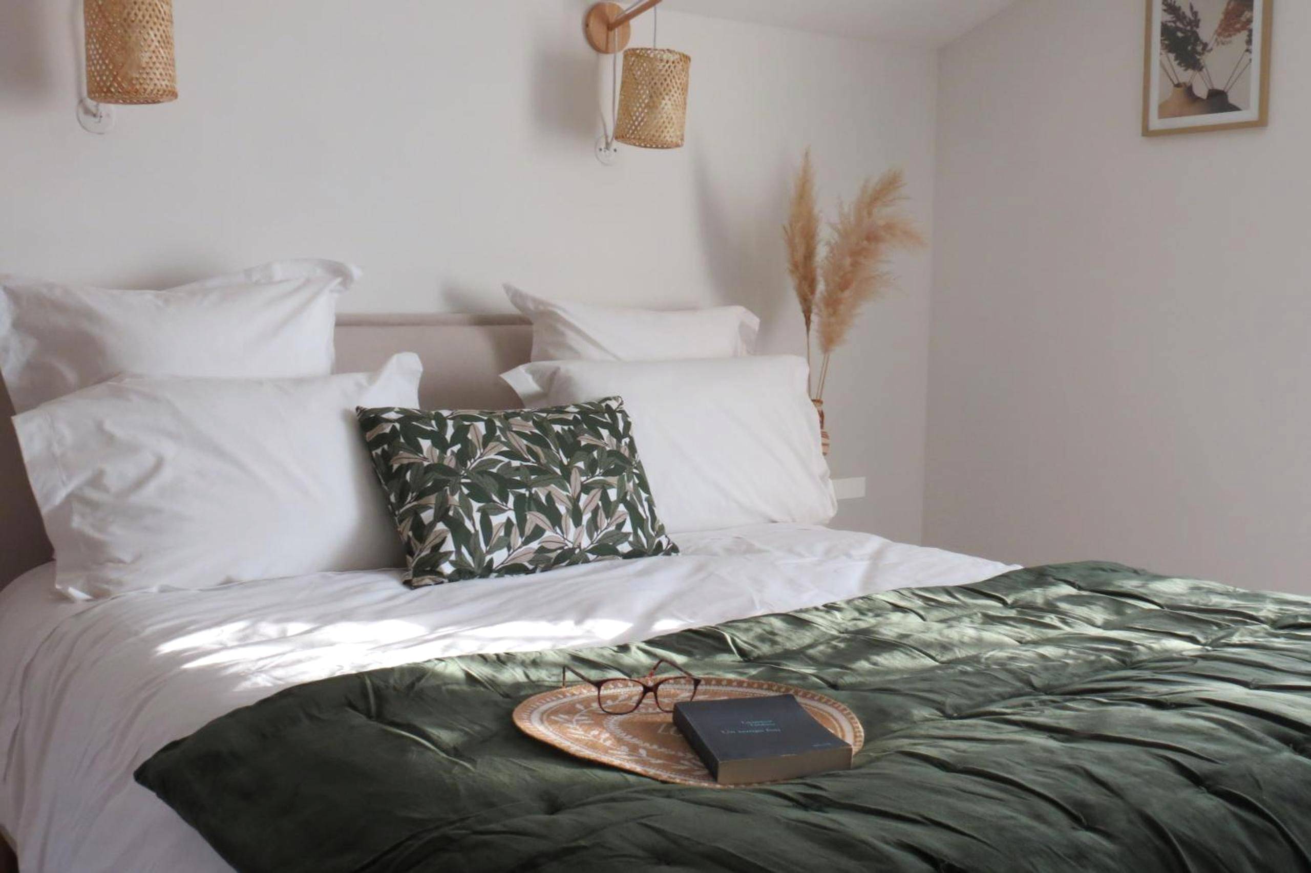 Lit double avec jeté de lit vert et coussins - LE MAS de PAUL