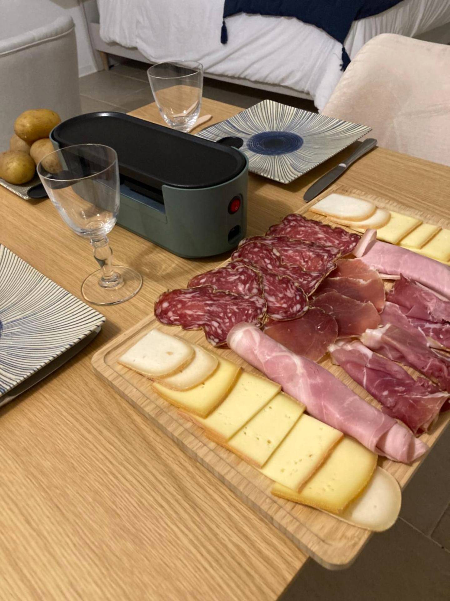 Planche de charcuterie et fromage pour raclette - LE MAS de PAUL