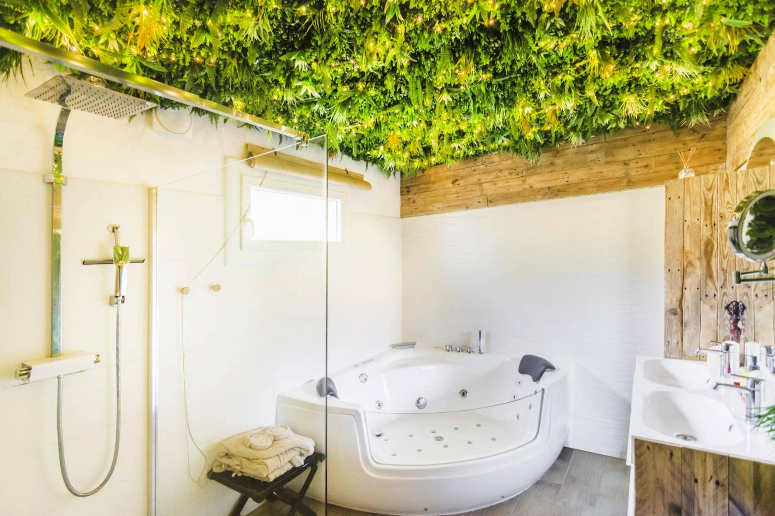 Baignoire balnéo sous un plafond végétalisé - Gîtes Mas des rochers - Case bambou avec Spa