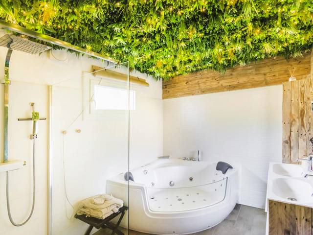 Baignoire balnéo sous un plafond végétalisé - Gîtes Mas des rochers - Case bambou avec Spa