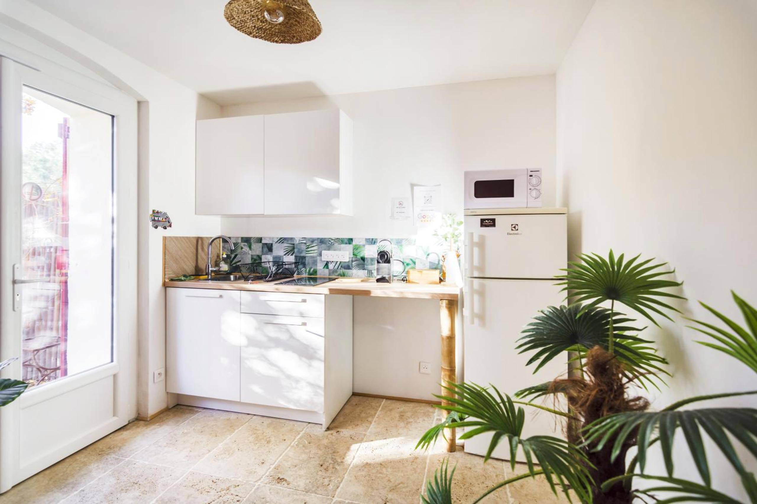 Kitchenette équipée avec finitions blanches - Gîtes Mas des rochers - Case bambou avec Spa