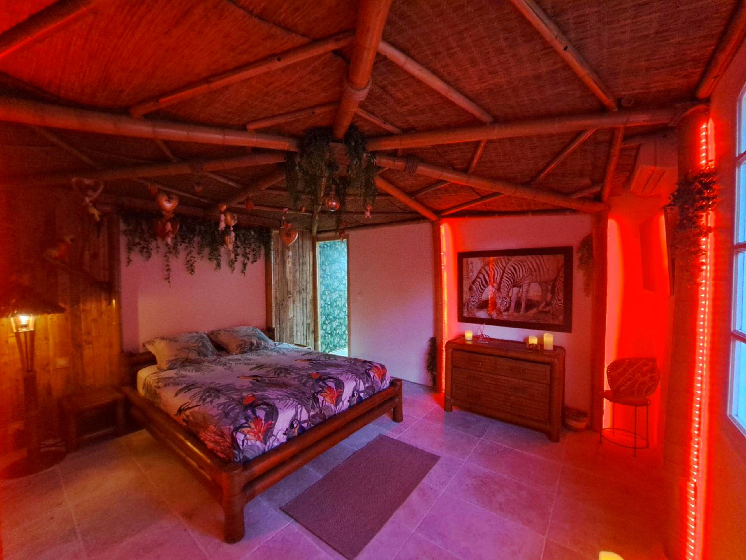 Photo du logement - Gîtes Mas des rochers - Case bambou avec Spa - Le Beausset