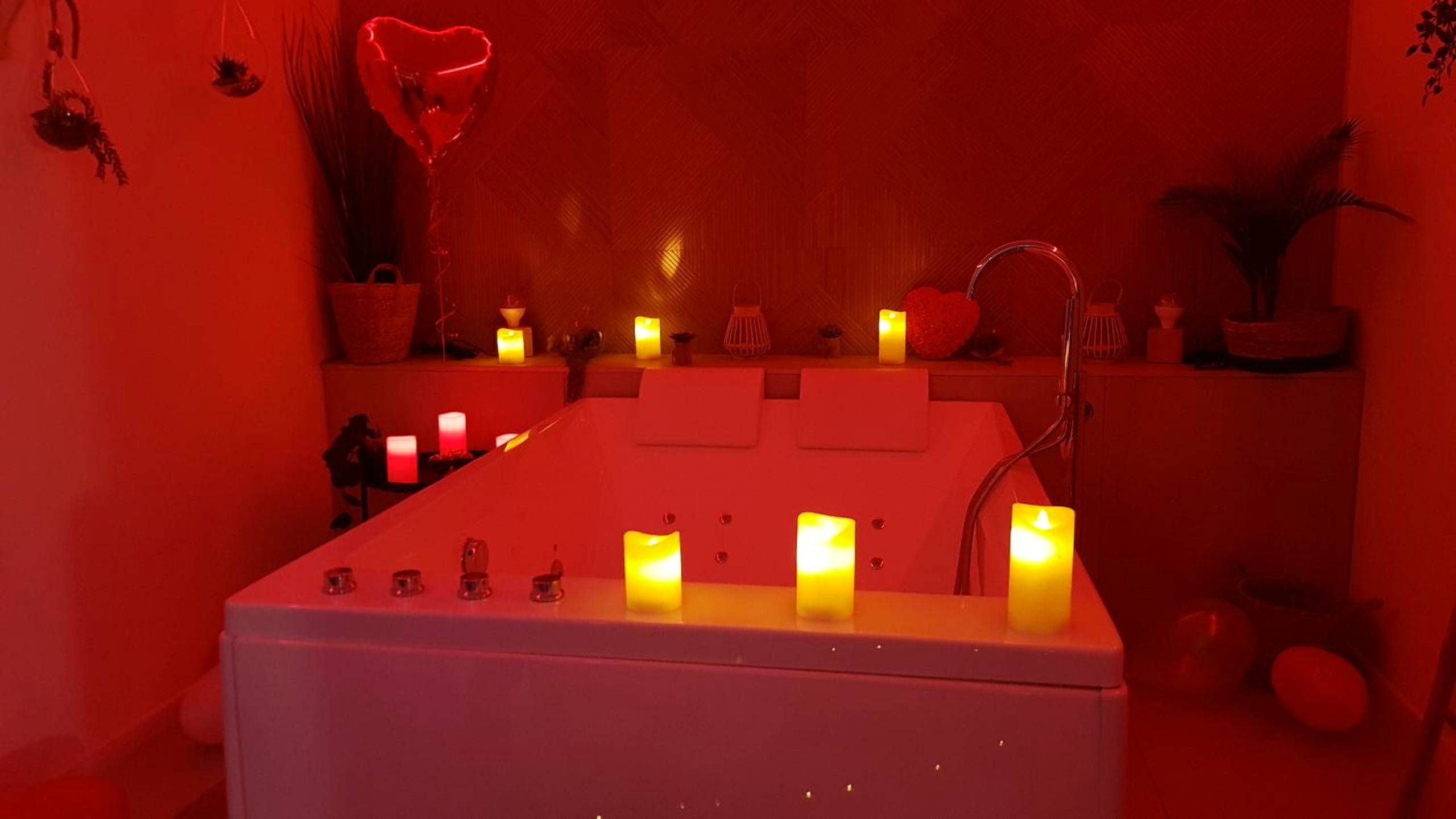 Jacuzzi privatif avec bougies et lumière rouge - Love Room Le Beausset - Gîtes Mas des rochers - Romance tropicale avec Spa