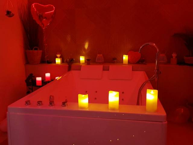 Jacuzzi privatif avec bougies et lumière rouge - Love Room Le Beausset - Gîtes Mas des rochers - Romance tropicale avec Spa