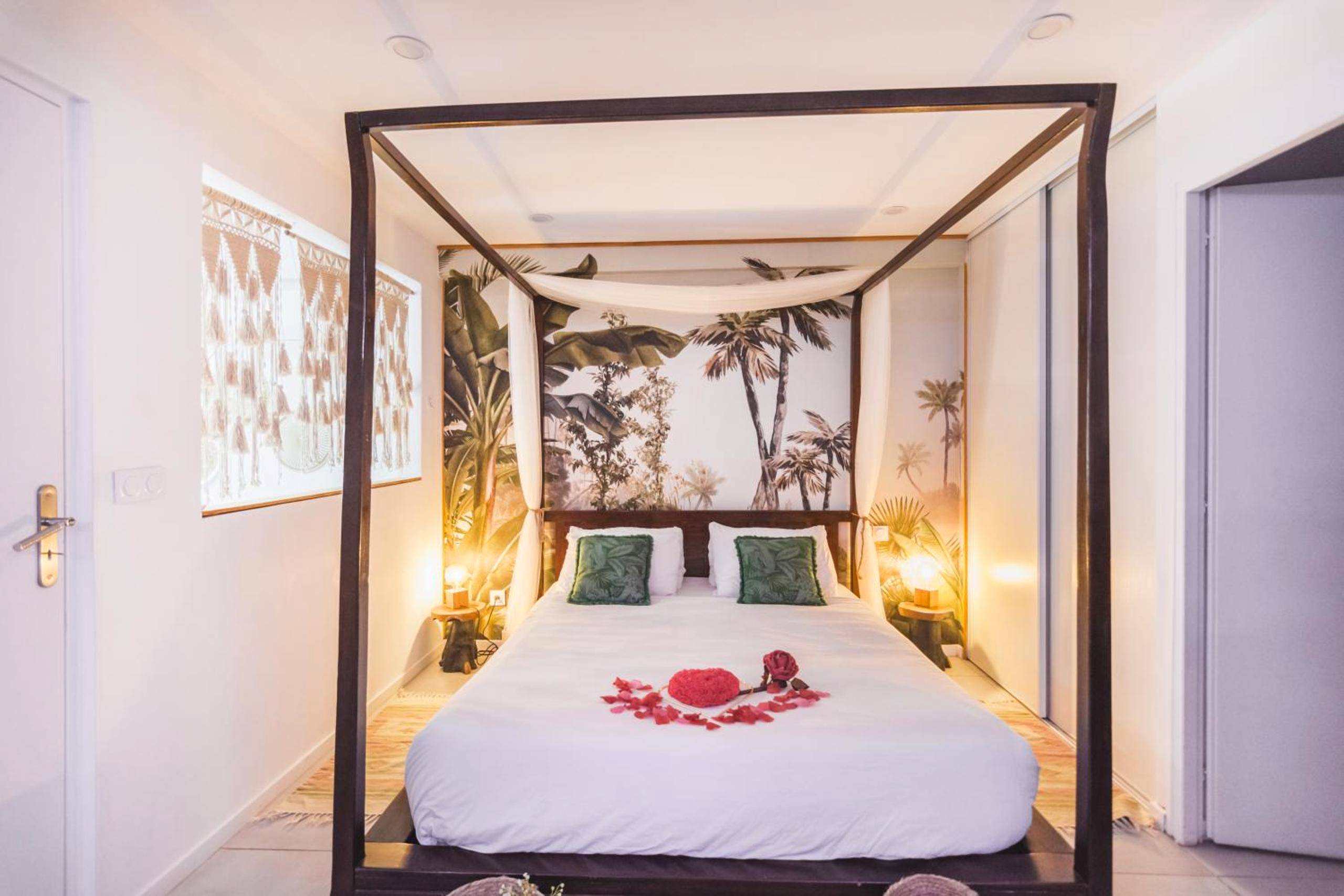 Lit à baldaquin avec pétales de rose - Gîtes Mas des rochers - Romance tropicale avec Spa