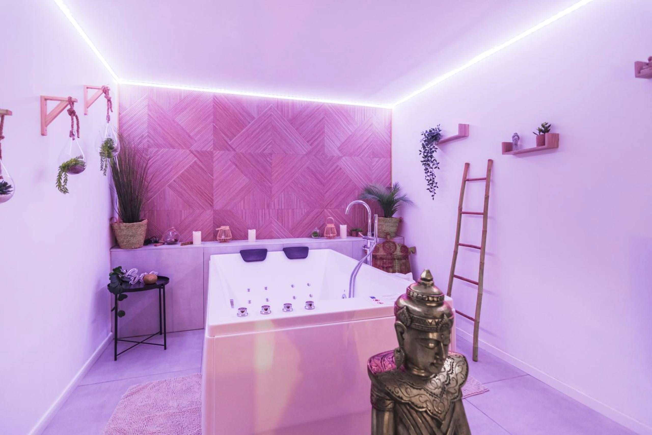 Baignoire balnéo sous lumière violette - Gîtes Mas des rochers - Romance tropicale avec Spa
