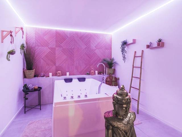 Baignoire balnéo sous lumière violette - Gîtes Mas des rochers - Romance tropicale avec Spa