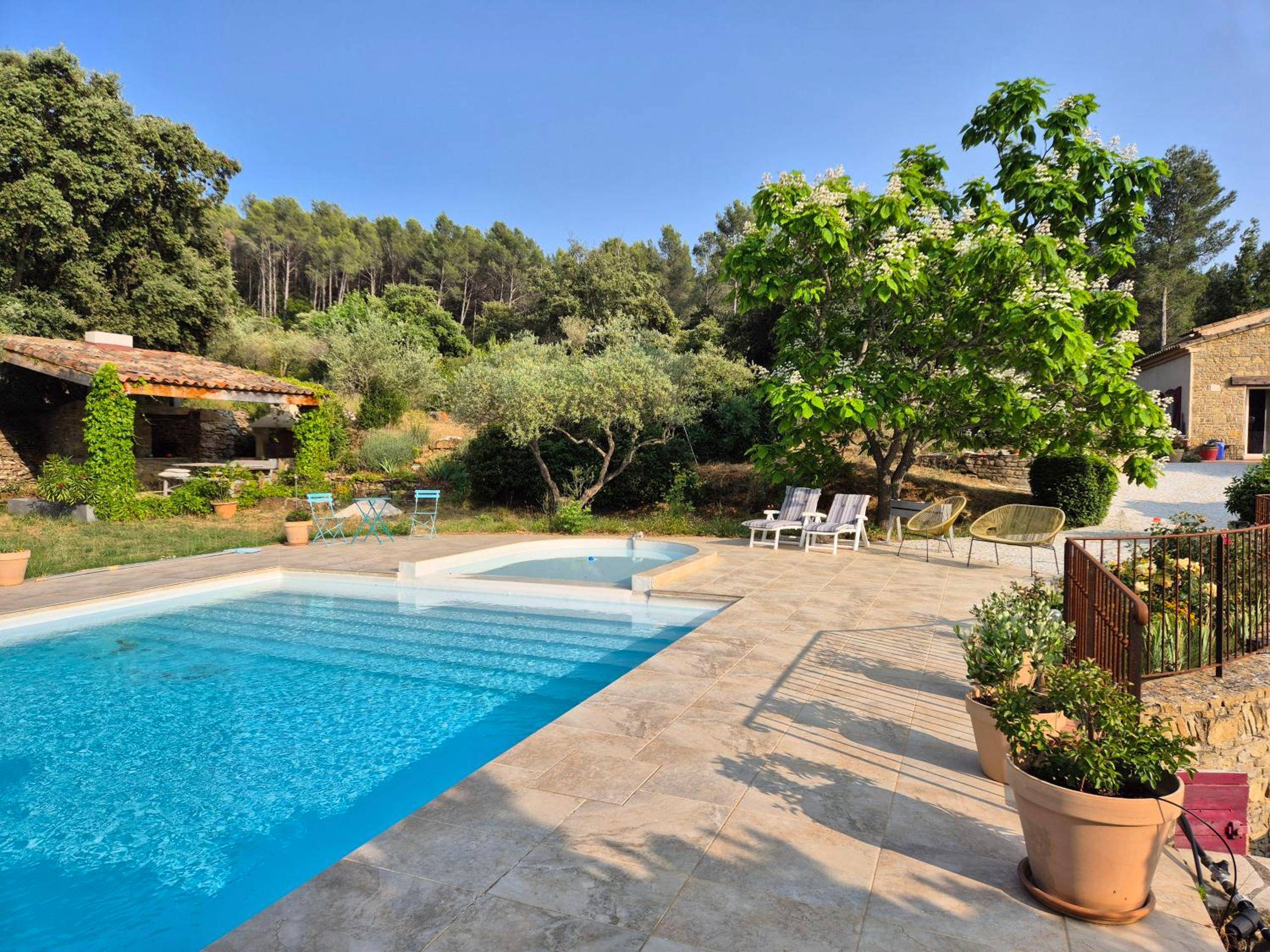 Piscine extérieure avec terrasse et transats - Gîtes Mas des rochers - Romance tropicale avec Spa