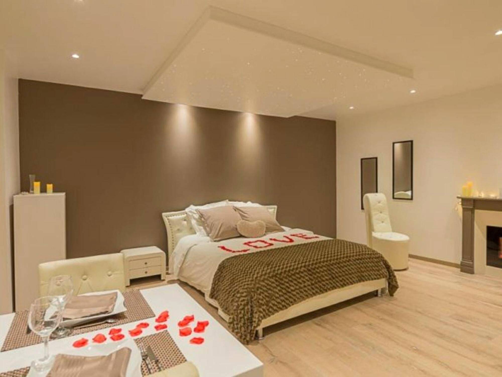 Chambre avec ciel étoilé et lit romantique - Love Room Bort - les - Orgues - Séjour romantique, Massif central