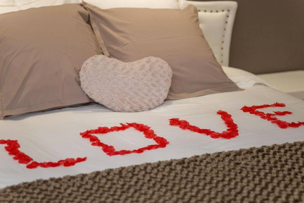 Détail du lit avec pétales formant le mot LOVE - Séjour romantique, Massif central