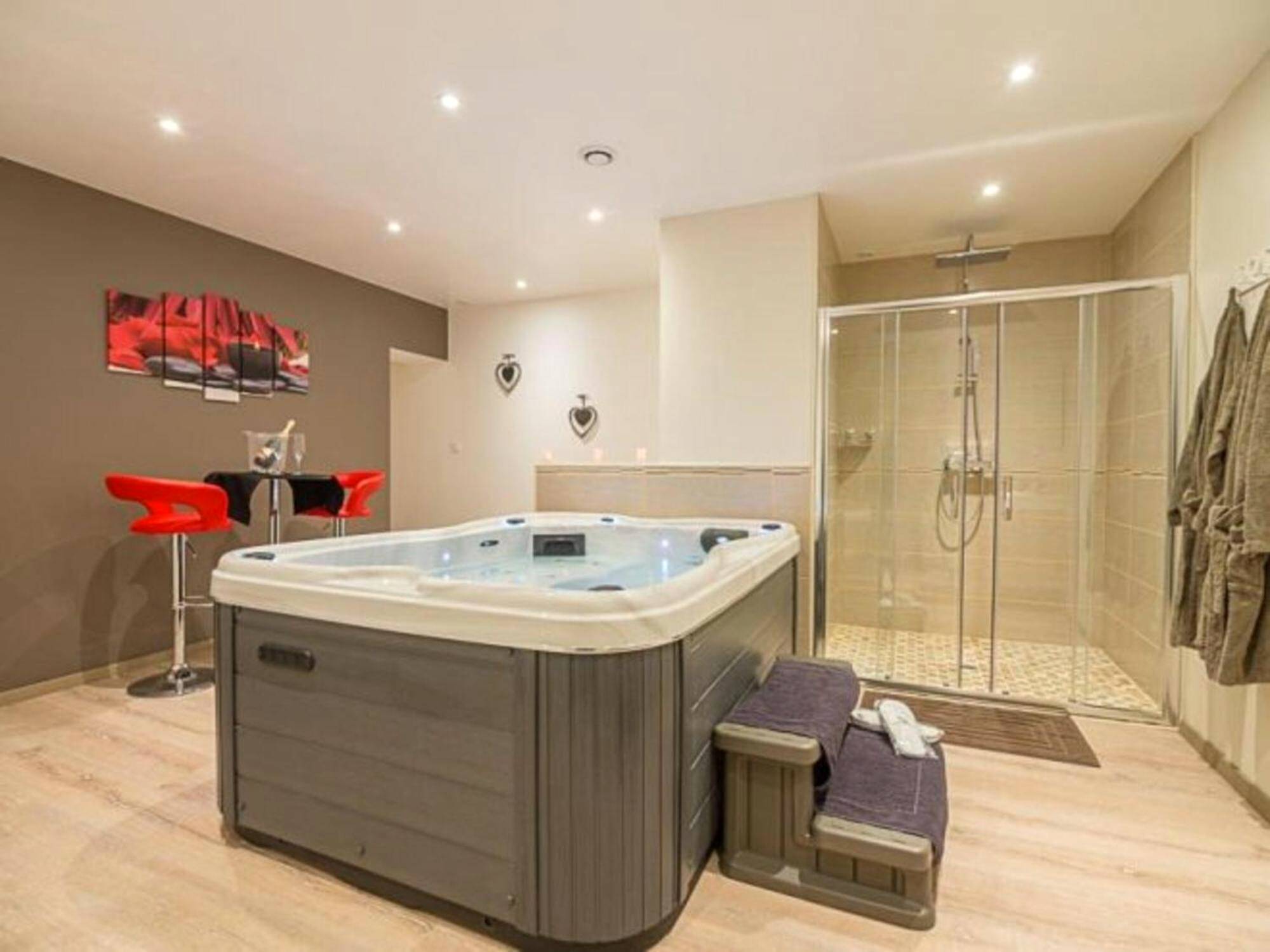 Jacuzzi privatif et douche à l'italienne - Séjour romantique, Massif central