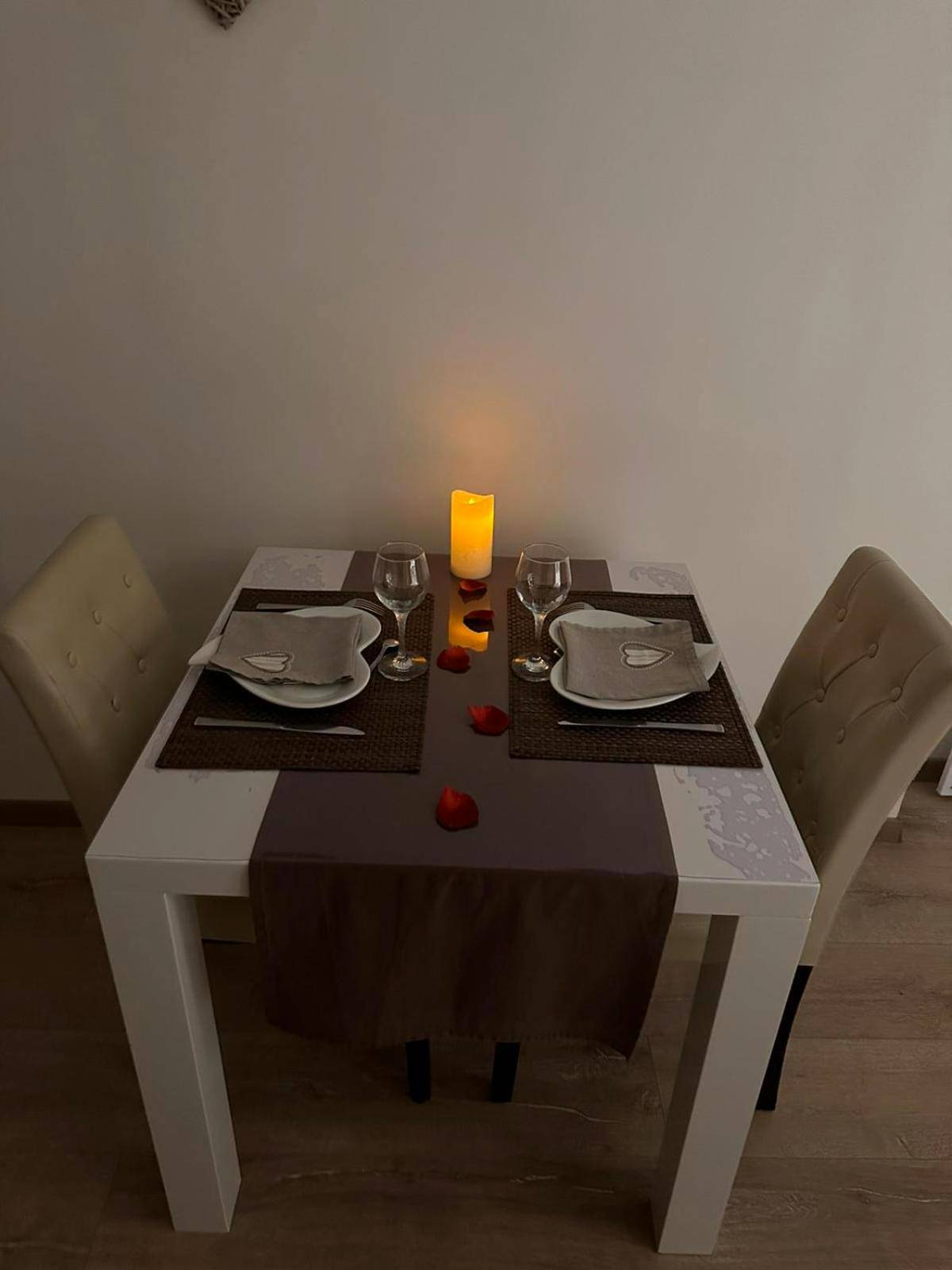 Table dressée pour dîner aux chandelles - Séjour romantique, Massif central