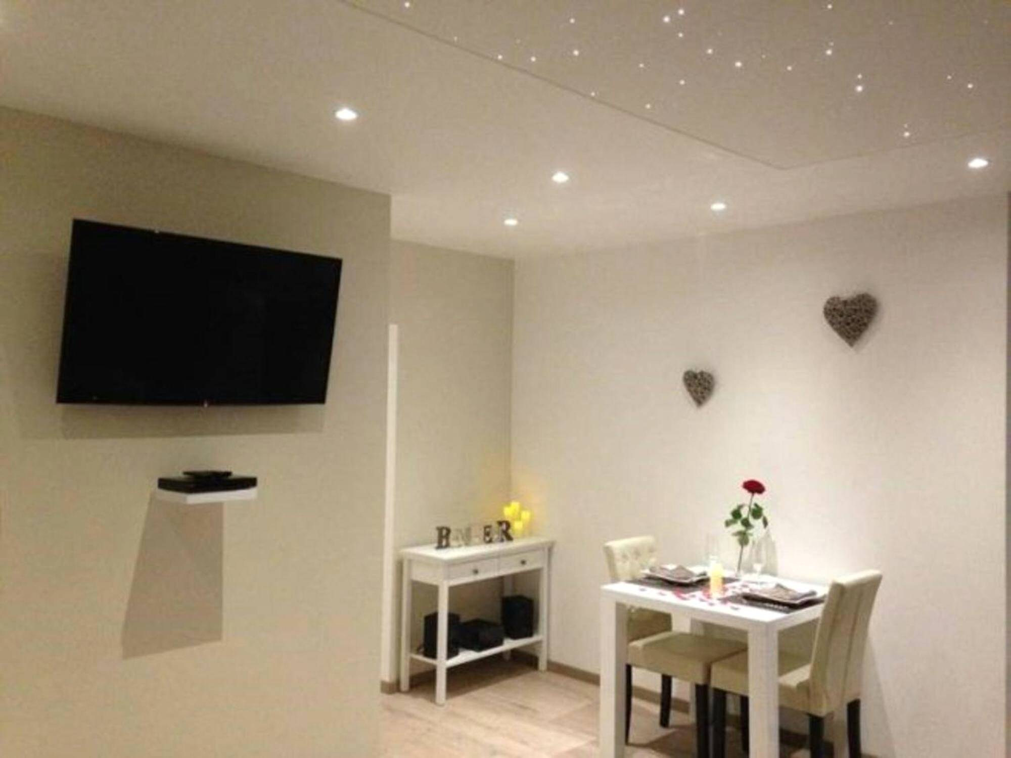 Espace salon avec télévision et coin repas - Séjour romantique, Massif central