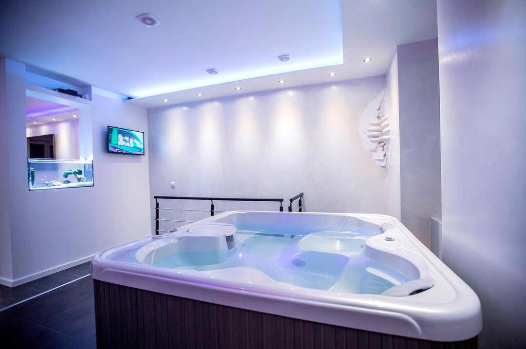 Jacuzzi privatif avec éclairage LED bleu - Love Room Colmar - MeandYou Hammametspa