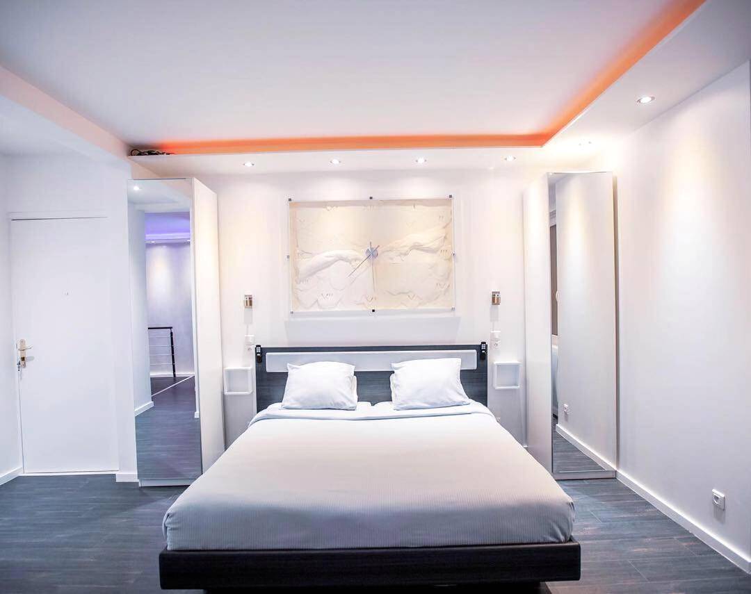 Chambre avec lit double et miroirs latéraux - MeandYou Hammametspa