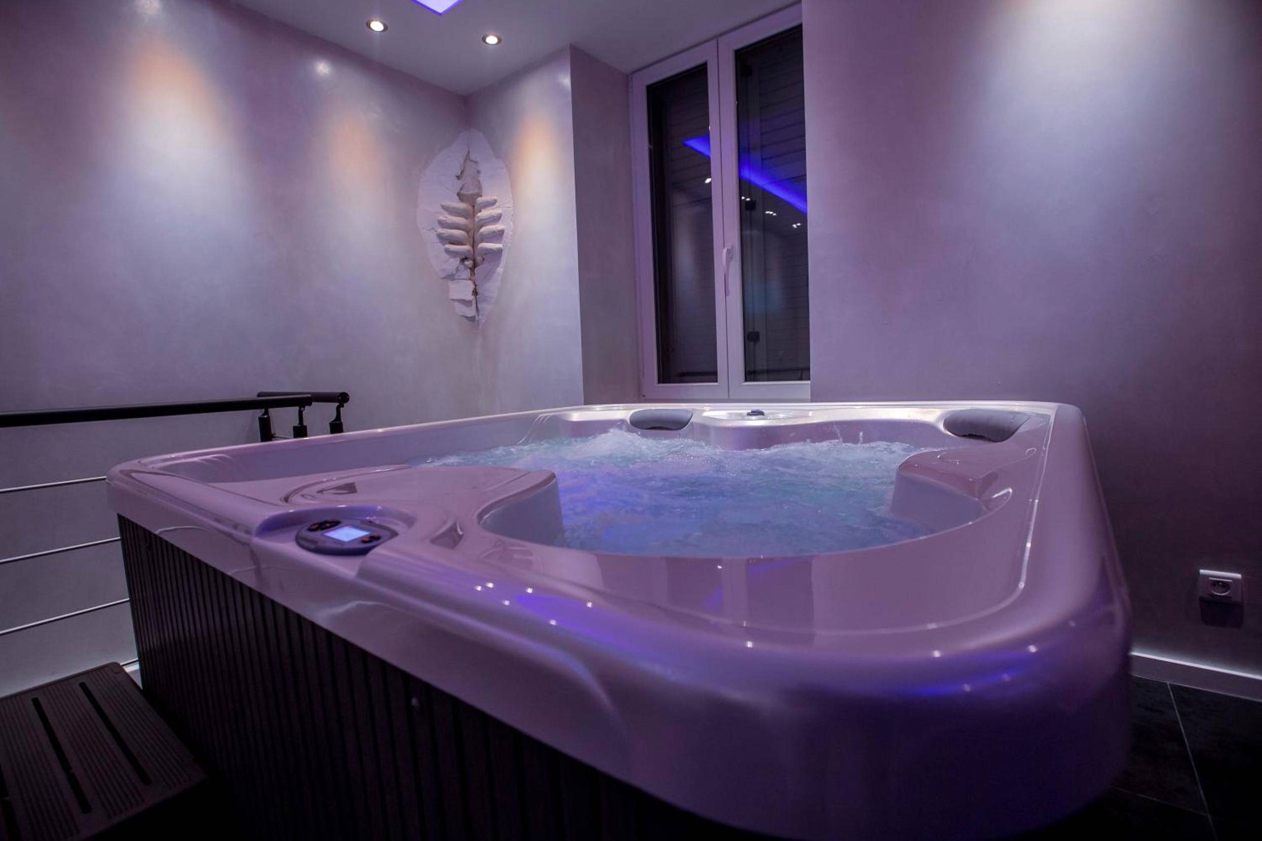 Bain à remous bouillonnant et lumière tamisée - MeandYou Hammametspa