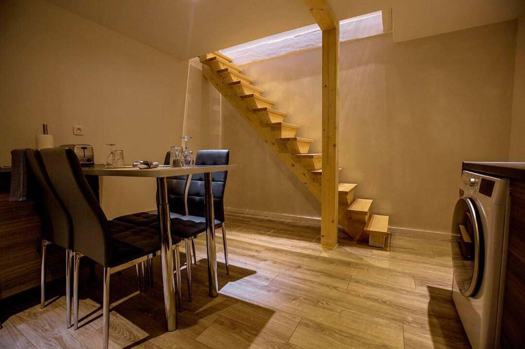 Espace repas avec table et escalier en bois - MeandYou Hammametspa