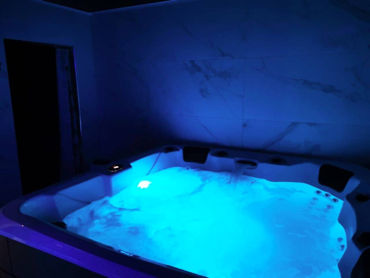 Jacuzzi privatif avec éclairage LED bleu - Love Room Montpellier - Medusa spa 34