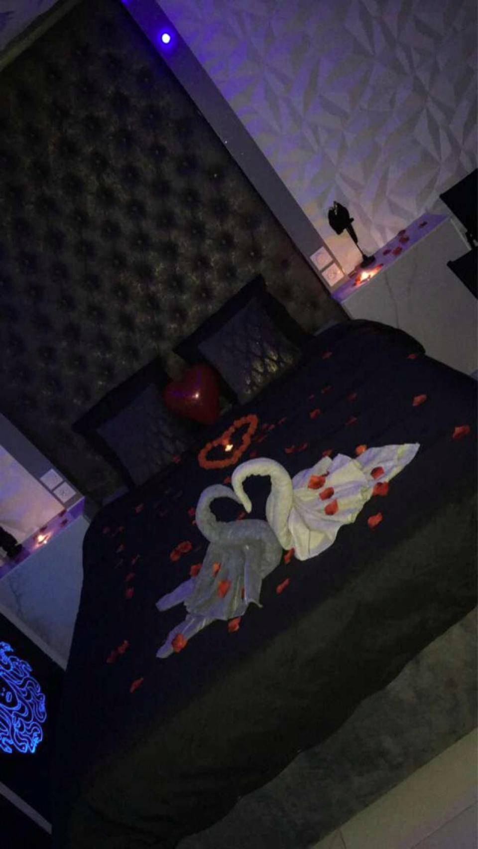 Lit double avec cygnes en serviette et pétales - Medusa spa 34