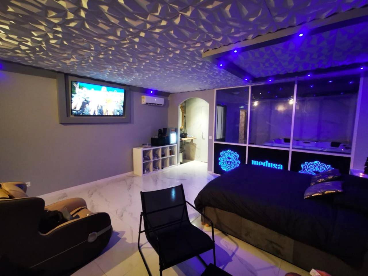 Suite avec lit, fauteuil massant et écran plat - Medusa spa 34
