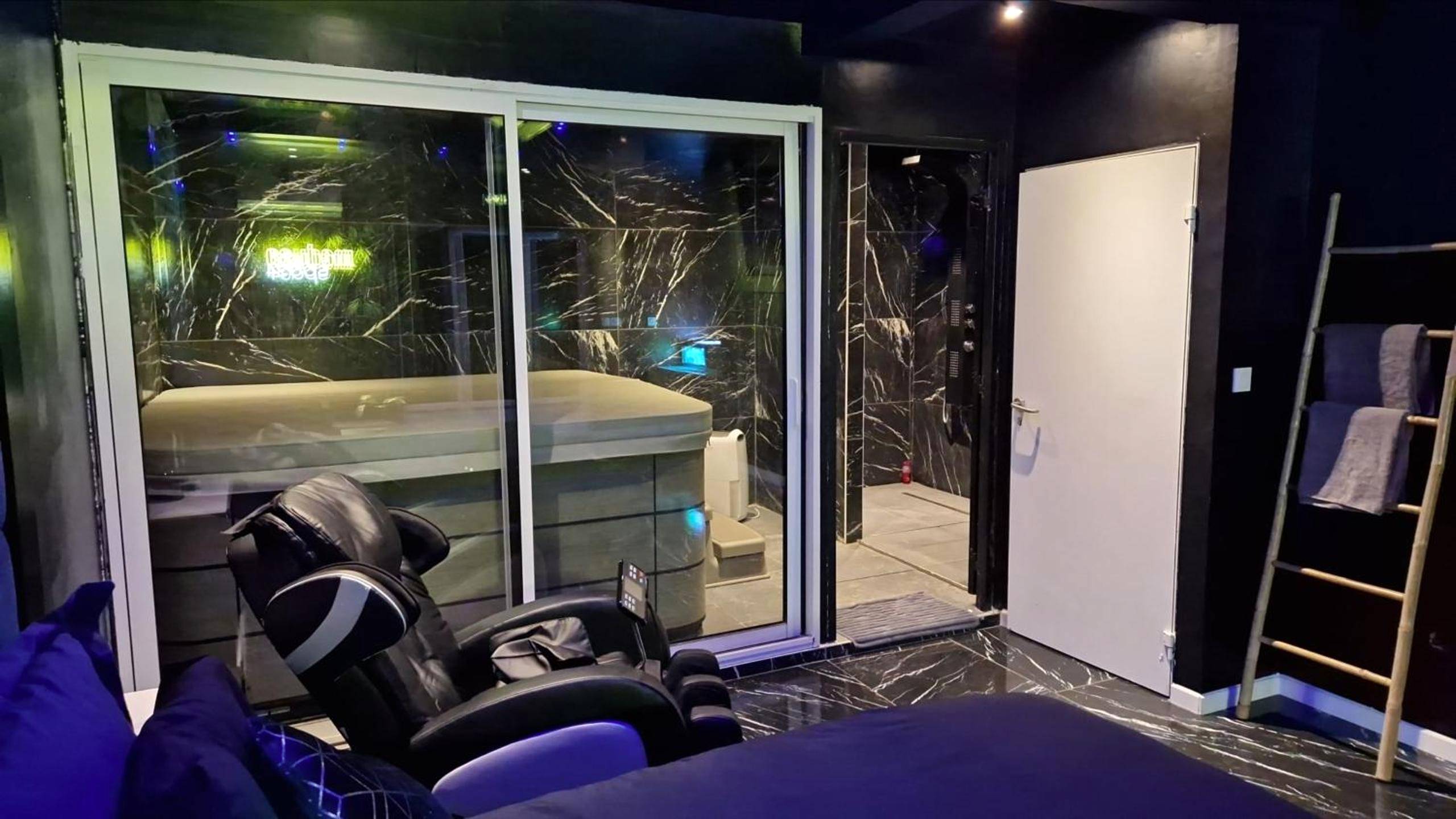 Fauteuil massant et jacuzzi derrière vitre - Love Room Montpellier - Medusa spa 34*