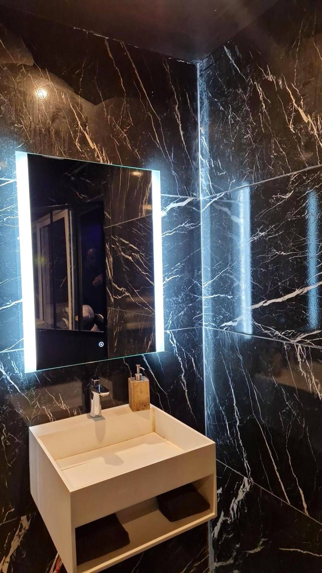 Vasque moderne et miroir LED sur marbre noir - Medusa spa 34*