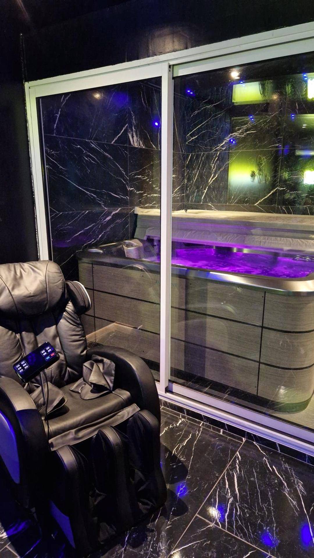 Jacuzzi privatif avec éclairage violet - Medusa spa 34*