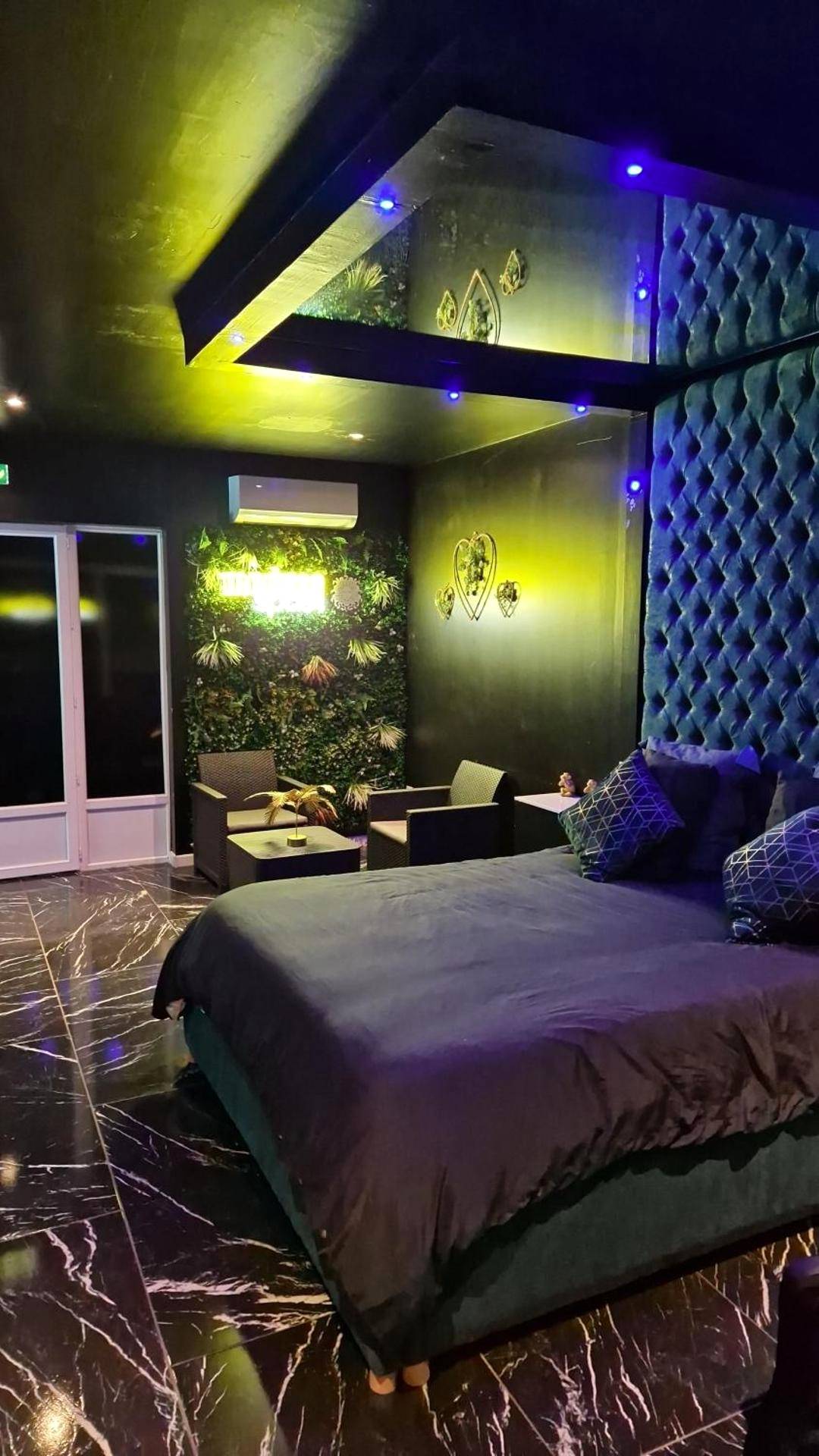 Lit king size et mur végétal lumineux - Medusa spa 34*