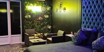 Lit king size et mur végétal lumineux - Medusa spa 34*