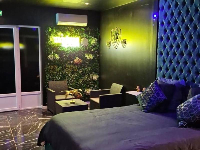 Lit king size et mur végétal lumineux - Medusa spa 34*