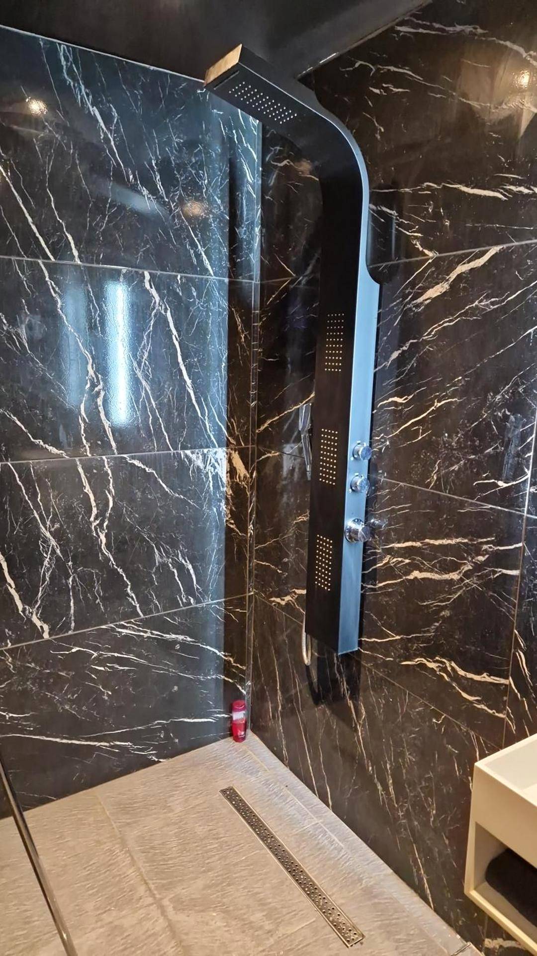 Colonne de douche hydromassante noire - Medusa spa 34*