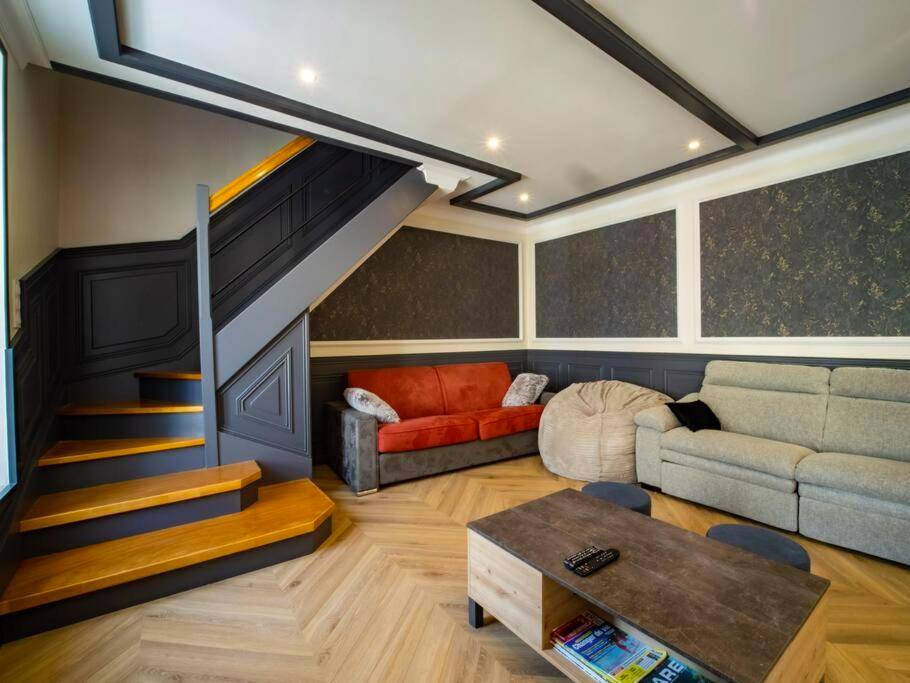 Photo du logement - Méga Jeanne d'Arc Billard Baby Foot en option Escape Game Logements Insolites