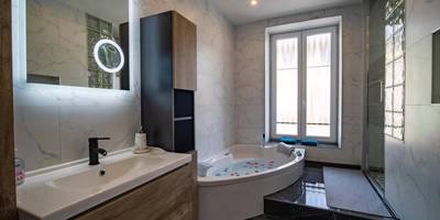 Baignoire balnéo avec pétales de rose - Méga Jeanne d'Arc Billard Baby Foot en option Escape Game Logements Insolites