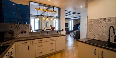 Cuisine équipée ouverte avec bar et luminaires - Méga Jeanne d'Arc Billard Baby Foot en option Escape Game Logements...